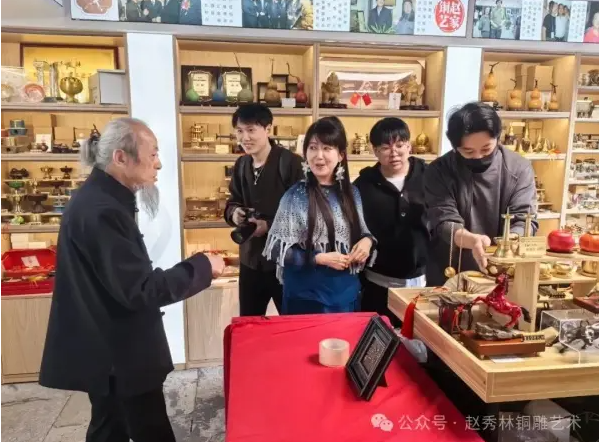 孟庭葦紹興探訪(fǎng)趙家銅藝 以刀為筆鐫刻《玫瑰》情懷