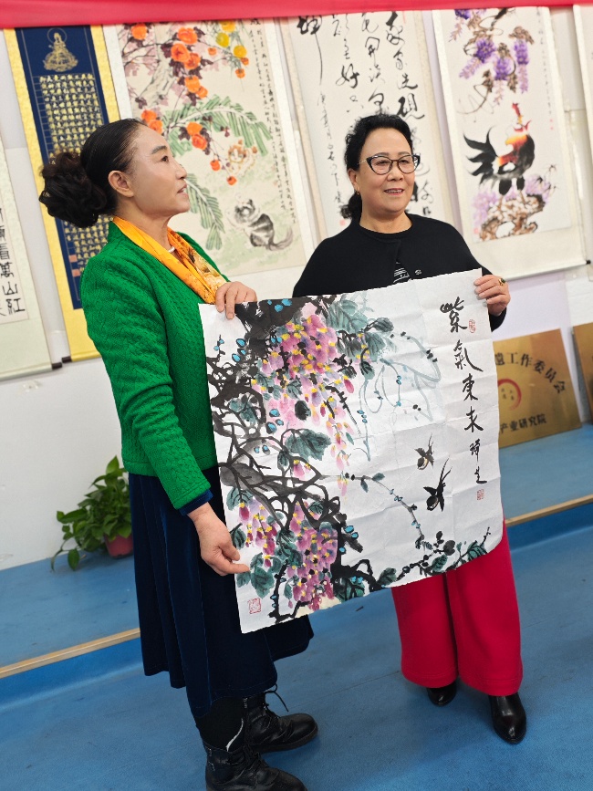 陳香梅世界藝術(shù)家協(xié)會書畫筆會在京舉行 17位名家揮毫共繪藝術(shù)盛宴     2025年10月8日上午10時，由陳香梅世界藝術(shù)家協(xié)會主辦的“書畫藝術(shù)交流筆會”在北京盛合體育中心圓滿舉行。來自全國各地的17(圖6)