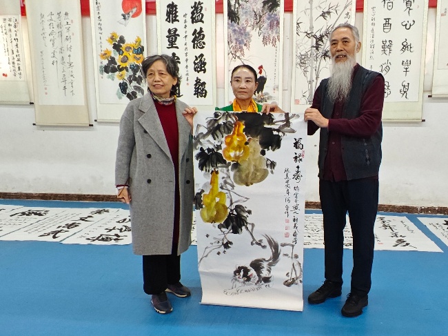 陳香梅世界藝術(shù)家協(xié)會書畫筆會在京舉行 17位名家揮毫共繪藝術(shù)盛宴     2025年10月8日上午10時，由陳香梅世界藝術(shù)家協(xié)會主辦的“書畫藝術(shù)交流筆會”在北京盛合體育中心圓滿舉行。來自全國各地的17(圖11)