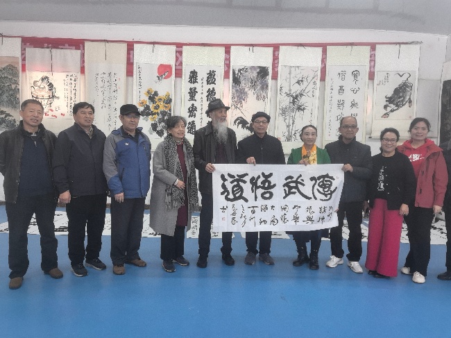 陳香梅世界藝術(shù)家協(xié)會書畫筆會在京舉行 17位名家揮毫共繪藝術(shù)盛宴     2025年10月8日上午10時，由陳香梅世界藝術(shù)家協(xié)會主辦的“書畫藝術(shù)交流筆會”在北京盛合體育中心圓滿舉行。來自全國各地的17(圖4)