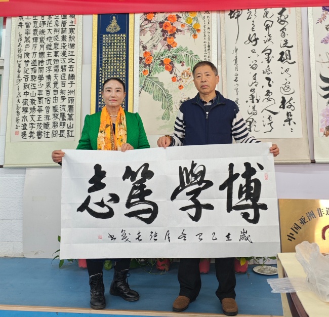 陳香梅世界藝術(shù)家協(xié)會書畫筆會在京舉行 17位名家揮毫共繪藝術(shù)盛宴     2025年10月8日上午10時，由陳香梅世界藝術(shù)家協(xié)會主辦的“書畫藝術(shù)交流筆會”在北京盛合體育中心圓滿舉行。來自全國各地的17(圖12)