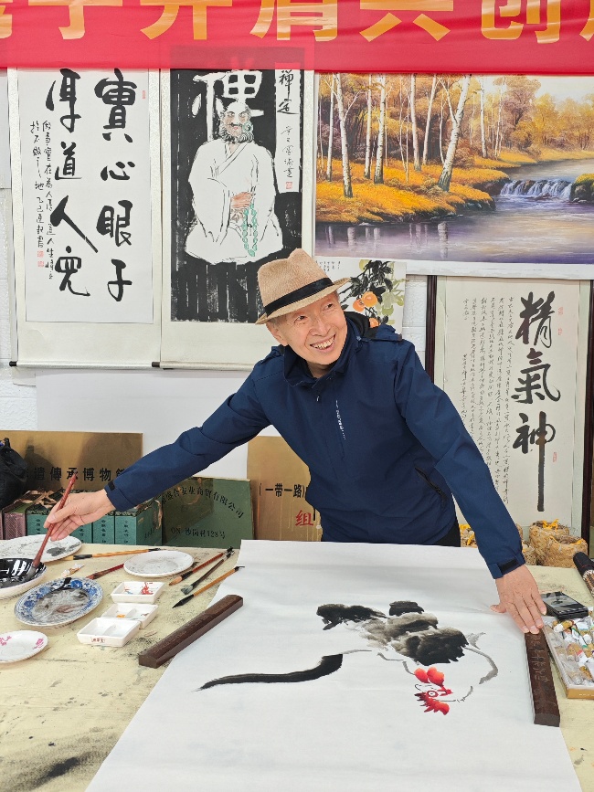 陳香梅世界藝術(shù)家協(xié)會書畫筆會在京舉行 17位名家揮毫共繪藝術(shù)盛宴     2025年10月8日上午10時，由陳香梅世界藝術(shù)家協(xié)會主辦的“書畫藝術(shù)交流筆會”在北京盛合體育中心圓滿舉行。來自全國各地的17(圖3)