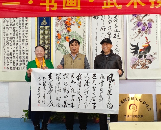 陳香梅世界藝術(shù)家協(xié)會書畫筆會在京舉行 17位名家揮毫共繪藝術(shù)盛宴     2025年10月8日上午10時，由陳香梅世界藝術(shù)家協(xié)會主辦的“書畫藝術(shù)交流筆會”在北京盛合體育中心圓滿舉行。來自全國各地的17(圖8)