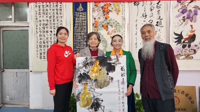 陳香梅世界藝術(shù)家協(xié)會書畫筆會在京舉行 17位名家揮毫共繪藝術(shù)盛宴     2025年10月8日上午10時，由陳香梅世界藝術(shù)家協(xié)會主辦的“書畫藝術(shù)交流筆會”在北京盛合體育中心圓滿舉行。來自全國各地的17(圖7)