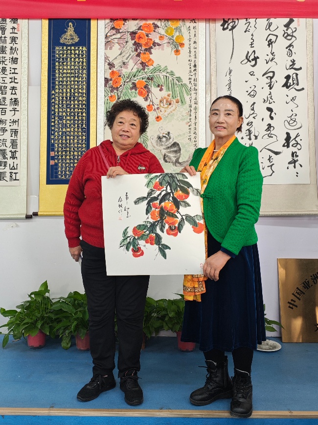 陳香梅世界藝術(shù)家協(xié)會書畫筆會在京舉行 17位名家揮毫共繪藝術(shù)盛宴     2025年10月8日上午10時，由陳香梅世界藝術(shù)家協(xié)會主辦的“書畫藝術(shù)交流筆會”在北京盛合體育中心圓滿舉行。來自全國各地的17(圖14)