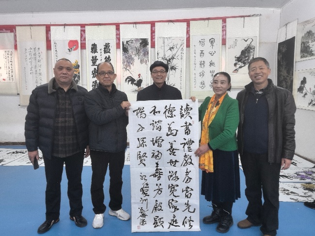 陳香梅世界藝術(shù)家協(xié)會書畫筆會在京舉行 17位名家揮毫共繪藝術(shù)盛宴     2025年10月8日上午10時，由陳香梅世界藝術(shù)家協(xié)會主辦的“書畫藝術(shù)交流筆會”在北京盛合體育中心圓滿舉行。來自全國各地的17(圖10)