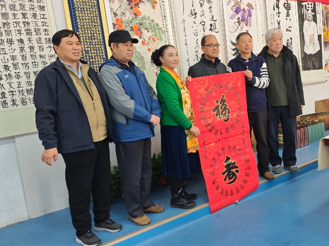 陳香梅世界藝術(shù)家協(xié)會書畫筆會在京舉行 17位名家揮毫共繪藝術(shù)盛宴     2025年10月8日上午10時，由陳香梅世界藝術(shù)家協(xié)會主辦的“書畫藝術(shù)交流筆會”在北京盛合體育中心圓滿舉行。來自全國各地的17(圖16)