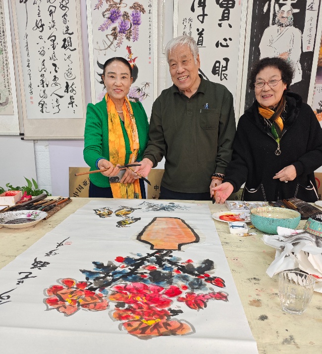 陳香梅世界藝術(shù)家協(xié)會書畫筆會在京舉行 17位名家揮毫共繪藝術(shù)盛宴     2025年10月8日上午10時，由陳香梅世界藝術(shù)家協(xié)會主辦的“書畫藝術(shù)交流筆會”在北京盛合體育中心圓滿舉行。來自全國各地的17(圖5)