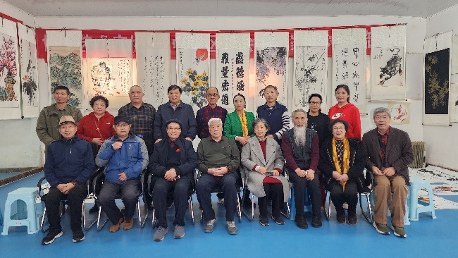 陳香梅世界藝術(shù)家協(xié)會書畫筆會在京舉行 17位名家揮毫共繪藝術(shù)盛宴     2025年10月8日上午10時，由陳香梅世界藝術(shù)家協(xié)會主辦的“書畫藝術(shù)交流筆會”在北京盛合體育中心圓滿舉行。來自全國各地的17(圖1)